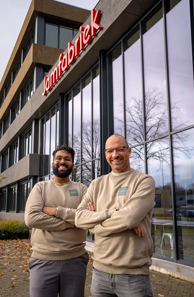 Rachad en Youri van Blue Olive voor hun kantoor in de Jamfabriek